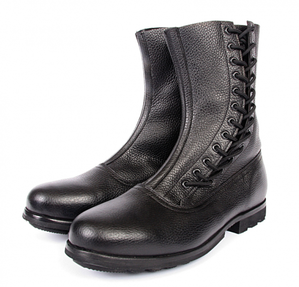 Sepatu Boot dengan Tali Karet pada Sisi